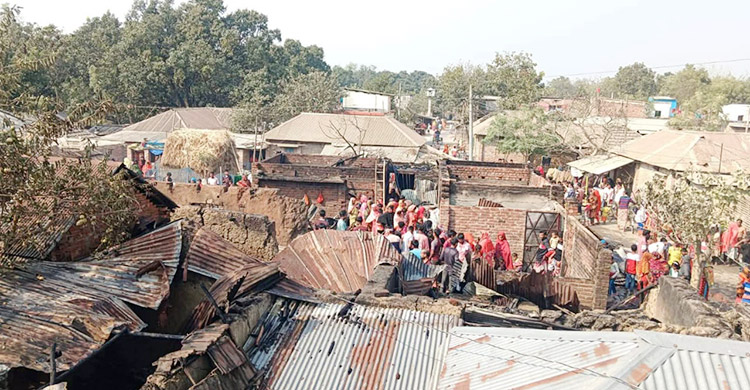 স্মার্টফোন চার্জার বিস্ফোরণে পুড়ে ছাই ৪ বসতবাড়ি
