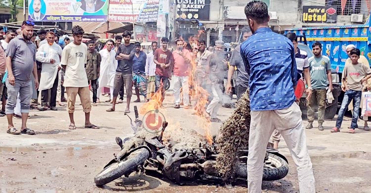 পাম্পে তেল নেওয়ার পর হঠাৎ আগুন, পুড়ে ছাই মোটরসাইকেল