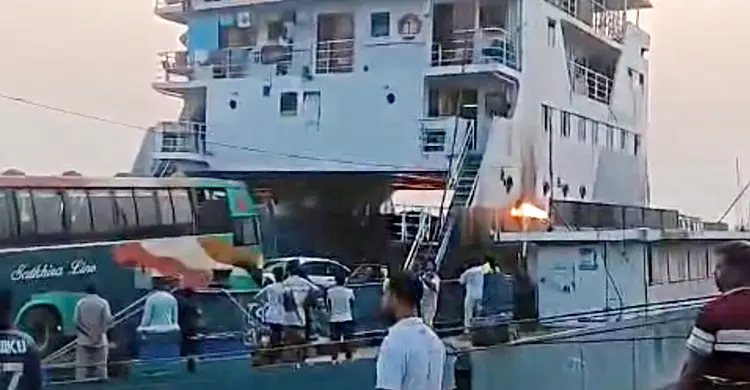 এবার পাটুরিয়ায় ফেরিতে আগুন