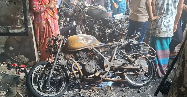 বাগেরহাট সদর হাসপাতালে অ্যাম্বুলেন্সে আগুন, চালক দগ্ধ