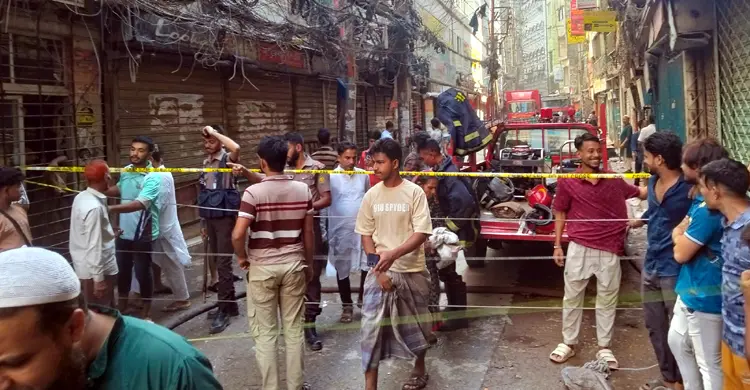 ভবনের পাশে মানুষের জটলা