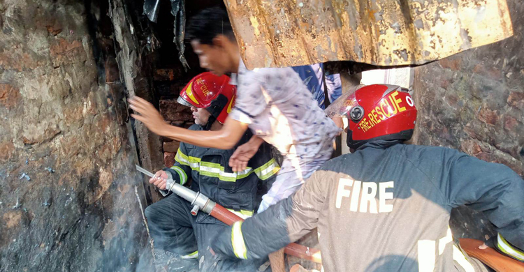 মহাখালীর সাততলা বস্তিতে অগ্নিকাণ্ড