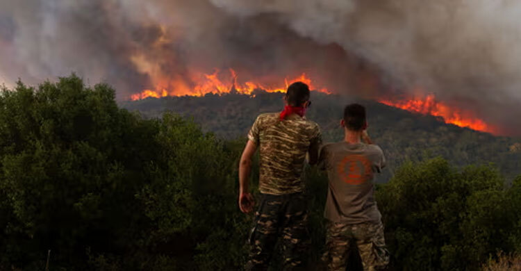 গ্রিসে দাবানল নিয়ন্ত্রণে কাজ করছে শত শত দমকলকর্মী