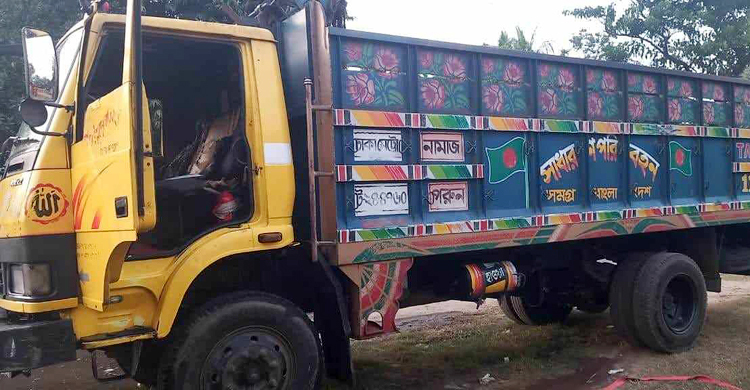 ঈশ্বরদীতে মোটরসাইকেলে করে এসে ট্রাকে আগুন