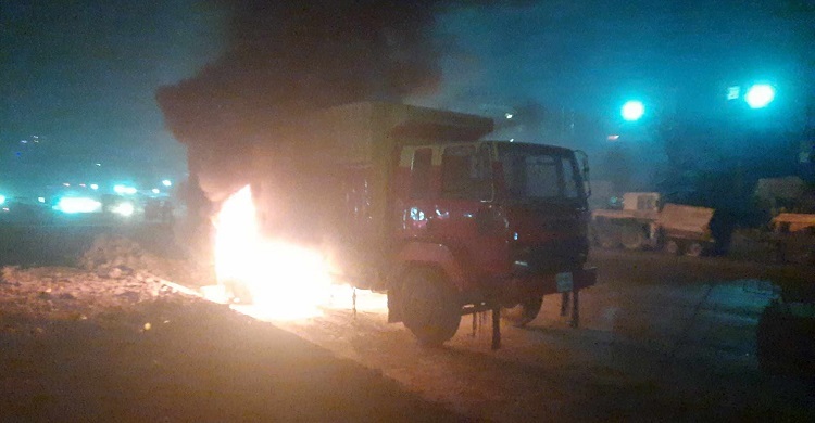 নারায়ণগঞ্জে দাঁড়িয়ে থাকা কাভার্ডভ্যানে আগুন