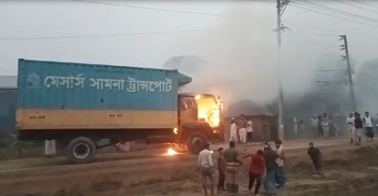 গাজীপুরে চলন্ত কাভার্ডভ্যানে আগুন
