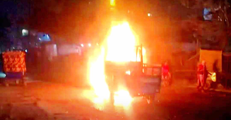 নারায়ণগঞ্জে মিছিল থেকে ট্রাকে আগুন