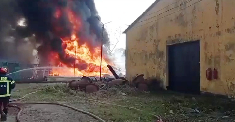 নারায়ণগঞ্জে বিআইডব্লিউটিএর গুদামে আগুন