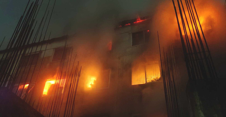 ডেমরায় কাপড়ের গোডাউনে আগুন, নিয়ন্ত্রণে ১০ ইউনিট