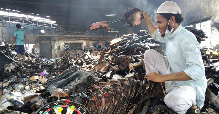 নির্বাক ব্যবসায়ীরা খুঁজে ফিরছেন বেঁচে যাওয়া ক্রীড়াসামগ্রী