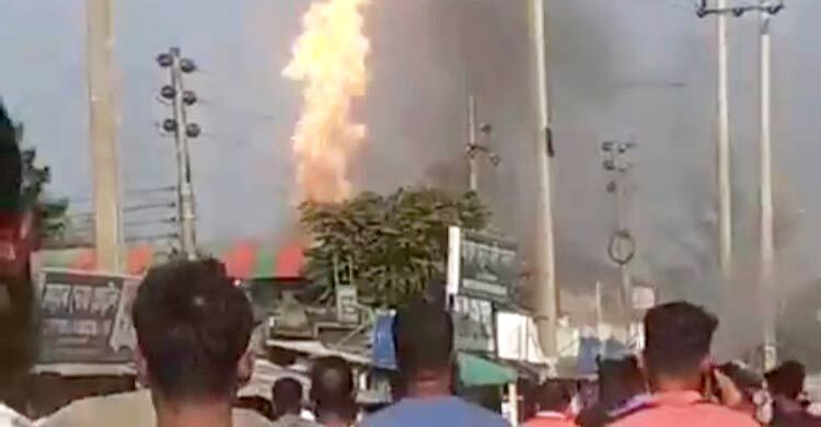 1 killed, 6 burnt in Mymensingh filling station fire