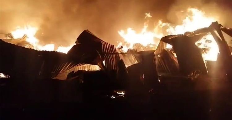 গাজীপুরে ঝুটের গোডাউনে আগুন