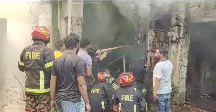 নরসিংদীতে কারখানায় আগুন, দেড় ঘণ্টার চেষ্টায় নিয়ন্ত্রণে
