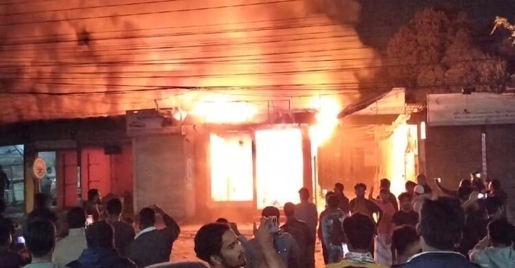 গাজীপুরে গভীর রাতে আগুনে পুড়লো দুই দোকান