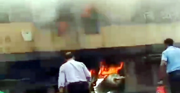 নেত্রকোনায় ট্রেনের ইঞ্জিনে আগুন, রেল যোগাযোগ বন্ধ