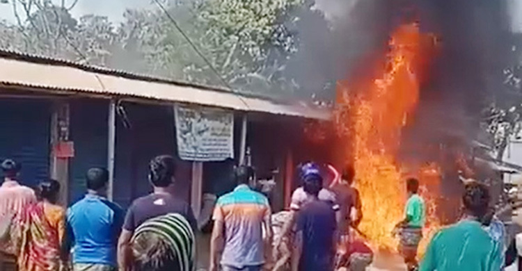 নিজ দোকানে আগুন দেখে মারা গেলেন ব্যবসায়ী