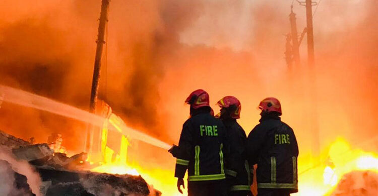 বাংলাবাজারে দোকানে আগুন