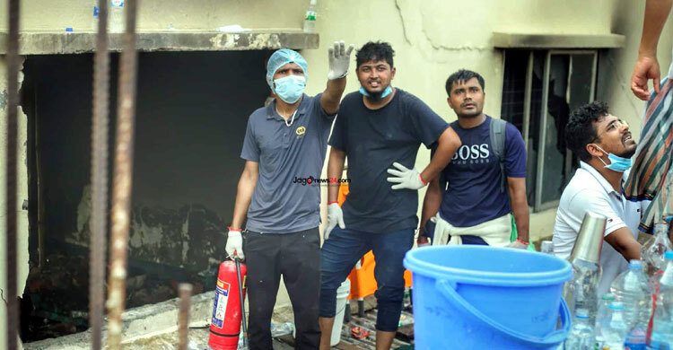 বিমান আছড়ে পড়া ভবনের পাশে কিছু শিক্ষার্থী ও অভিভাবক জড়ো হয়ে ছিল