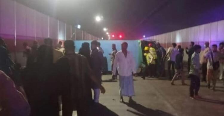 চট্টগ্রামে প্লাস্টিক কারখানায় আগুন, বেশ কয়েকজন আহত