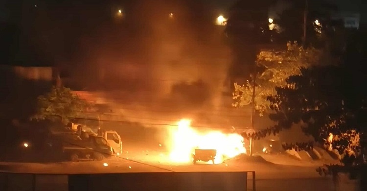 মোহাম্মদপুরে গাড়ির গ্যারেজে আগুন, একের পর এক বিস্ফোরণ