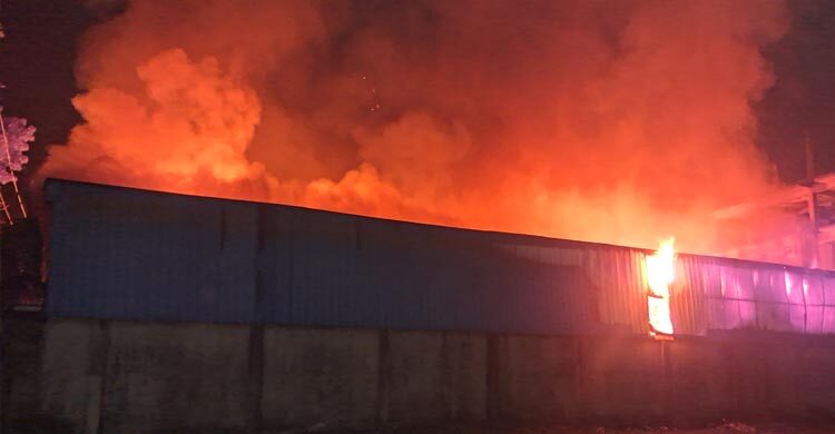 গাজীপুরে ঝুট গুদামে ভয়াবহ আগুন