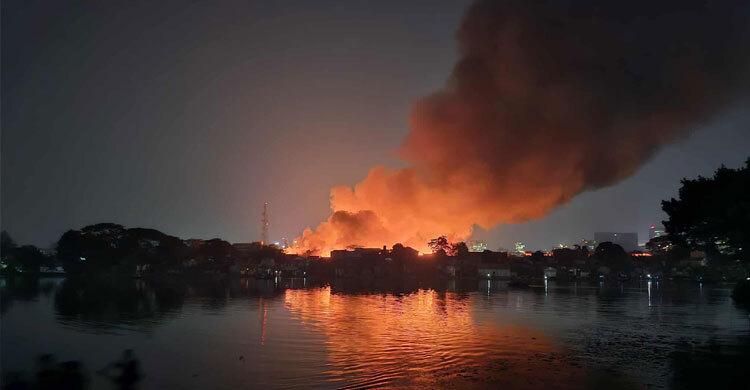কড়াইল বস্তিতে ভয়াবহ আগুন