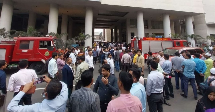 সচিবালয়ে আগুন, আতঙ্কে বাইরে বেরিয়ে আসেন কর্মকর্তা-কর্মচারীরা