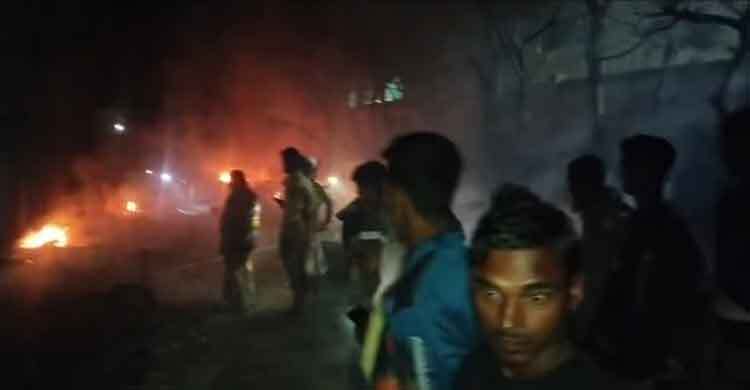 রূপগঞ্জে গ্যাস সিলিন্ডার লিকেজ থেকে আগুন, পুড়ে ছাই ২০ ঘর