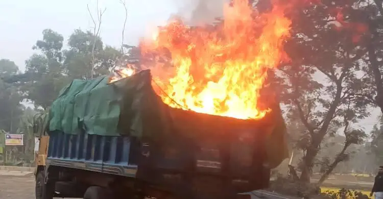 সিরাজগঞ্জে চলন্ত ট্রাকে আগুন