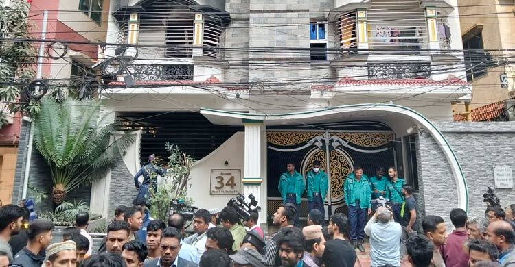 ক্রাইমসিনের আওতায় উত্তরায় আগুনে পোড়া ভবন, উৎসুক জনতার ভিড়