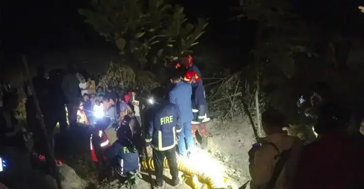 রাউজানে নলকূপের গর্তে পড়া শিশু উদ্ধার, নেওয়া হলো হাসপাতালে