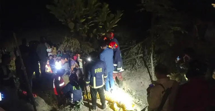 রাউজানে নলকূপের গর্তে পড়া শিশু মিসবাহ মারা গেছে