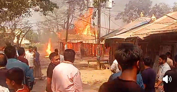 ফটিকছড়ির নারায়ণহাট বাজারে আগুন, পুড়েছে সাত দোকান