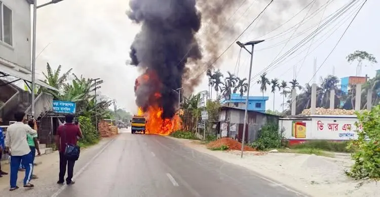 লরিতে আগুন, চালকের বুদ্ধিমত্তায় রক্ষা পেল ফিলিং স্টেশন