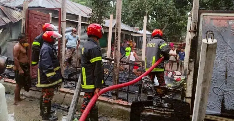সেলাই মেশিন বিস্ফোরণে ঘর পুড়ে ছাই, কিশোরীর মৃত্যু