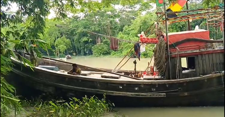 বঙ্গোপসাগরে দুই ট্রলারে ডাকাতি, গুলিবিদ্ধসহ আহত ৮