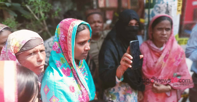 মিরপুরে অগ্নিকাণ্ড: এখনো উড়ছে ধোঁয়া, ভিড় শ্রমিকদের