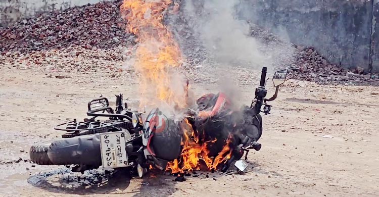 পাম্পে তেল নেওয়ার পর হঠাৎ আগুন, পুড়ে ছাই মোটরসাইকেল