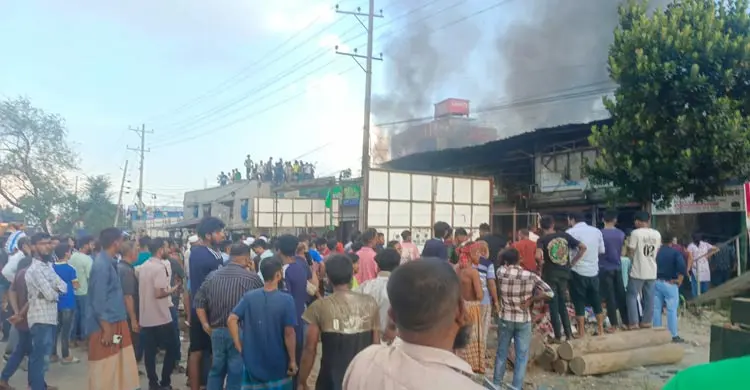 সিদ্ধিরগঞ্জে কেমিক্যাল গোডাউনে আগুন