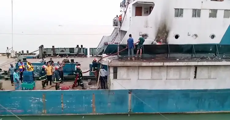 এবার পাটুরিয়ায় ফেরিতে আগুন