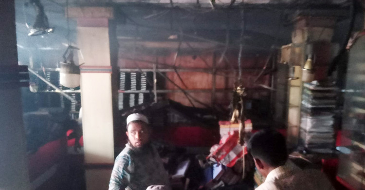 ফরিদপুরে রেমন্ড শপে আগুন, সাড়ে ৩ কোটি টাকার ক্ষতি