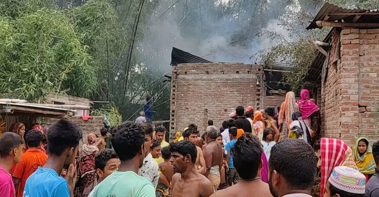 চুলার আগুনে ১০ ঘর পুড়ে ছাই
