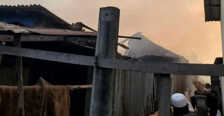 গাজীপুরে কলোনিতে আগুন, পুড়লো ২০ ঘর