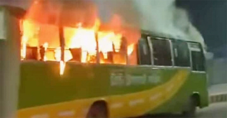 ঢাকাসহ বিভিন্ন জেলায় আরও ৫ যানবাহনে আগুন