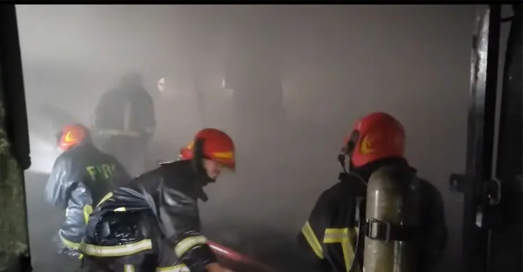 প্লাস্টিক কারখানায় আগুনে পুরো শরীর দগ্ধ মানিক মারা গেছেন