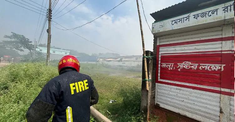 ডেমরায় কালি তৈরির কারখানায় আগুন নিয়ন্ত্রণে ৮ ইউনিট