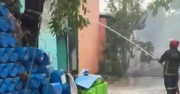 দুই ঘণ্টা পর নিভলো কালি তৈরির কারখানার আগুন