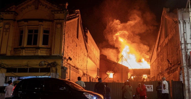 মালয়েশিয়ার সেরেমবানে বইয়ের দোকান ও পাহাড়ি বনাঞ্চলে আগুন