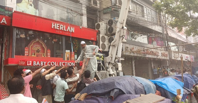 মিরপুরে আগুন লাগা ভবনের ছাদে আটকা কয়েকজন