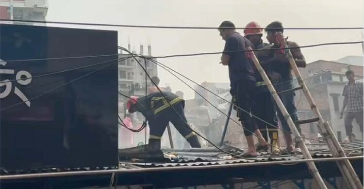 হাতিরপুলে খাবারের দোকানে আগুন
